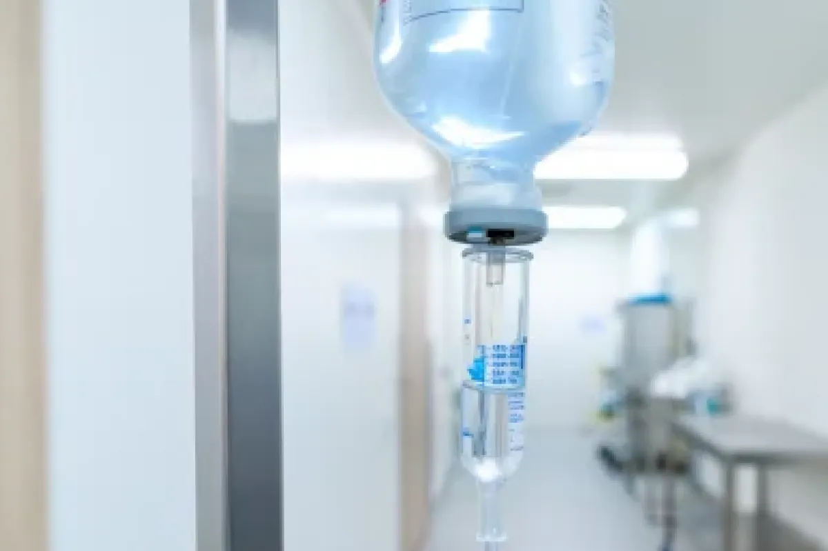 Медицинская капельница в клинике